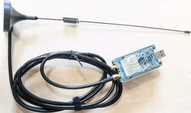 Nahaufnahme SDR-Hardware mit Antenne